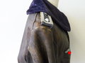 Luftwaffe, Lederjacke für fliegendes Personal. Stärker getragenes Stück , die Heizanschlüsse entfernt, die Effekten Original aber neuzeitlich ergänzt.