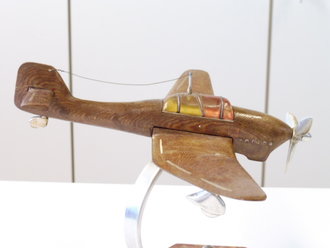 Flugzeugmodell auf Holzsockel, sehr gute Ausführung, dekoratives Stück, Gesamthöhe 16cm