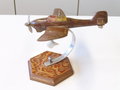 Flugzeugmodell auf Holzsockel, sehr gute Ausführung, dekoratives Stück, Gesamthöhe 16cm