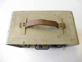 Funksprechgerät f ( Fusprech f. ) Bordfunkgerät in Panzerspähwagen. Frontplatte Originallack, Gehäuse überlackiert, Typenschild fehlt