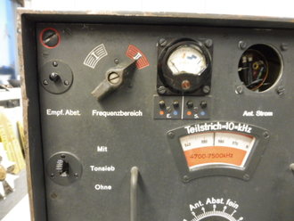 15 Watt Sender Empfänger b datiert 1943. Originallack,mit Deckel. Funktion nicht geprüft