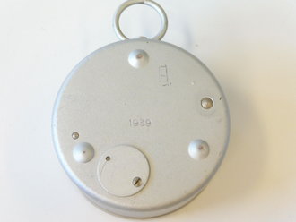 Barometer Wehrmacht datiert 1939 im Transportkasten. Hersteller Fuess. Das Gerät hat die gleiche Grösse und machart wie der Höhenmesser, daher gehe ich von einer verwendung bei der Gebirgstruppe aus