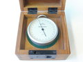 Barometer Wehrmacht datiert 1939 im Transportkasten. Hersteller Fuess. Das Gerät hat die gleiche Grösse und machart wie der Höhenmesser, daher gehe ich von einer verwendung bei der Gebirgstruppe aus