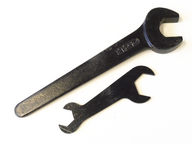 2 Schlüssel für den Heeresatmer, gehört in den Deckel des Transportka