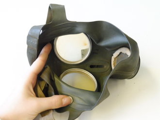 Auer Werke Oranienburg, Volksgasmaske 40 in Bereitschaftsbüchse aus Pappe, dazu ein Handzettel des Werkluftschutzleiters bzgl. Volksgasmaske am Arbeitsplatz
