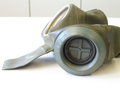 Auer Werke Oranienburg, Volksgasmaske 40 in Bereitschaftsbüchse aus Pappe, dazu ein Handzettel des Werkluftschutzleiters bzgl. Volksgasmaske am Arbeitsplatz