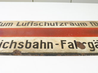 Emailschild " Zum Luftschutzraum für Reichsbahn Fahrgäste " 60 x 21cm, leuchtet im Dunkeln