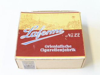 Pack " Laferme No22 " Cigaretten. Ungeöffnet, Steuerbanderole mit Hakenkreuz