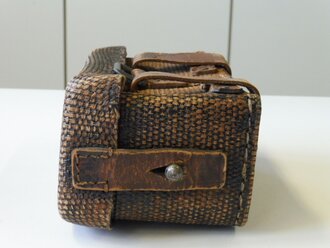 1. Weltkrieg, Paar Koppeltaschen für Sanitäter , seltene Ausführung in Ersatzmaterial datiert 1917