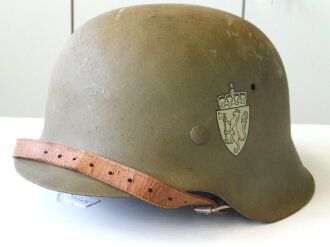 Norwegen, Stahlhelm Heer mit beiden Abzeichen. Es handelt sich hier um einen Deutschen Stahlhelm M42 der von den Norwegischen Streitkräften weiterverwendet wurde