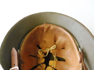 Norwegen, Stahlhelm Heer mit beiden Abzeichen. Es handelt sich hier um einen Deutschen Stahlhelm M42 der von den Norwegischen Streitkräften weiterverwendet wurde