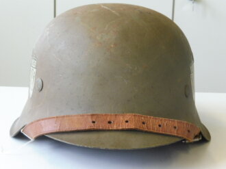 Norwegen, Stahlhelm Heer mit beiden Abzeichen. Es handelt sich hier um einen Deutschen Stahlhelm M42 der von den Norwegischen Streitkräften weiterverwendet wurde