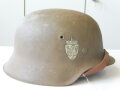 Norwegen, Stahlhelm Heer mit beiden Abzeichen. Es handelt sich hier um einen Deutschen Stahlhelm M42 der von den Norwegischen Streitkräften weiterverwendet wurde