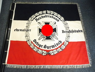 Fahne des "Reichstreubund ehemaliger Berufssoldaten Garmisch" 120 x 130cm, wenige kleine Mottenlöcher.