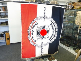 Fahne des "Reichstreubund ehemaliger Berufssoldaten Garmisch" 120 x 130cm, wenige kleine Mottenlöcher.