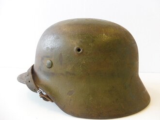 Heer, Stahlhelm M40 mit originaler Tarnung. Ungereinigtes...