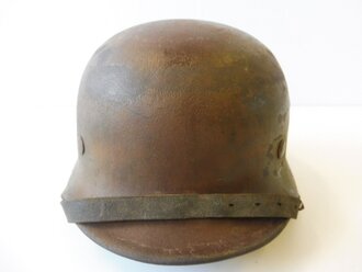 Heer, Stahlhelm M40 mit originaler Tarnung. Ungereinigtes Stück, Innenfutter und Kinnriemen original zugehörig