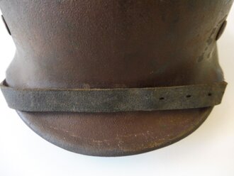 Heer, Stahlhelm M40 mit originaler Tarnung. Ungereinigtes Stück, Innenfutter und Kinnriemen original zugehörig