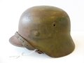 Heer, Stahlhelm M40 mit originaler Tarnung. Ungereinigtes Stück, Innenfutter und Kinnriemen original zugehörig