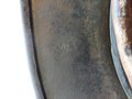Heer, Stahlhelm M40 mit originaler Tarnung. Ungereinigtes Stück, Innenfutter und Kinnriemen original zugehörig