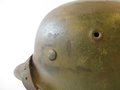 Heer, Stahlhelm M40 mit originaler Tarnung. Ungereinigtes Stück, Innenfutter und Kinnriemen original zugehörig