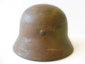 Heer, Stahlhelm M40 mit originaler Tarnung. Ungereinigtes Stück, Innenfutter und Kinnriemen original zugehörig