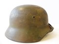 Heer, Stahlhelm M40 mit originaler Tarnung. Ungereinigtes Stück, Innenfutter und Kinnriemen original zugehörig