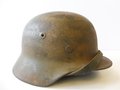 Heer, Stahlhelm M40 mit originaler Tarnung. Ungereinigtes Stück, Innenfutter und Kinnriemen original zugehörig