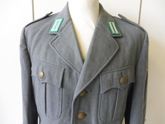 Bundeswehr, Dienstjacke Heer datiert 1960 mit original vernähten "spitzen" Schulterklappen, Schulterbreite 47 cm, Armlänge 65 cm