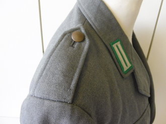 Bundeswehr, Dienstjacke Heer datiert 1960 mit original vernähten "spitzen" Schulterklappen, Schulterbreite 47 cm, Armlänge 65 cm