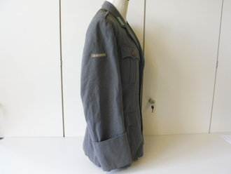 Bundeswehr, Dienstjacke Heer datiert 1960 mit original vernähten "spitzen" Schulterklappen, Schulterbreite 47 cm, Armlänge 65 cm