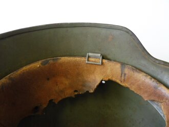 Stahlhelm M35 Heer, Apfelgrüner Originallack, dieser z.T. vergangen, der Heeresadler zu 95% erhalten. Original zugehöriges Innenfutter