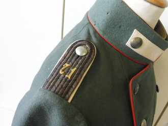 Preußen feldgraue Litewka für einen Leutnant im Thüringischen Infanterie-Regiment Nr. 71. Die Effekten originalvernäht, wenige kleine Mottenlöcher,  Schulterbreite 44 cm, Armlänge 64 cm