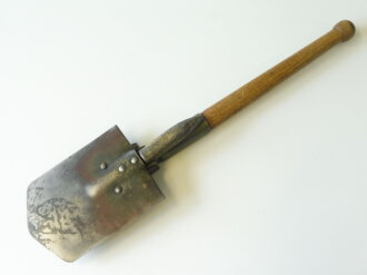 Bundeswehr Klappspaten datiert 1968 in Hülle