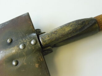 Bundeswehr Klappspaten datiert 1968 in Hülle