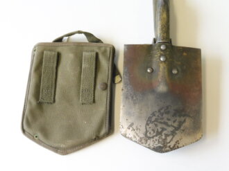 Bundeswehr Klappspaten datiert 1968 in Hülle