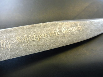 Grabendolch mit Äzdamastklinge als Schießpreis. Ungereinigtes Stück in gutem Zustand, vergoldete Widmung " Dem besten Untffz. Schützen mit Gewehr der 1. Komp. I.R. 17 - 1929"