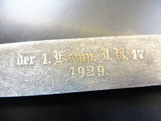 Grabendolch mit Äzdamastklinge als Schießpreis. Ungereinigtes Stück in gutem Zustand, vergoldete Widmung " Dem besten Untffz. Schützen mit Gewehr der 1. Komp. I.R. 17 - 1929"