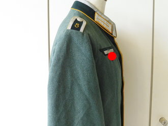 Waffenrock Kavallerie Regiment 8, Kammerstück mit original vernähten Effekten, Schulterbreite 44 cm, Armlänge 59 cm