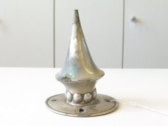 Spitze für eine Pickelhaube, Silbern, abschraubbar.