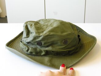 U.S. 1968 dated Hat, jungle size 6 3/4 in unused condition