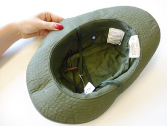 U.S. 1968 dated Hat, jungle size 6 3/4 in unused condition