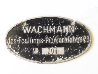 "Wachmann des Festungs-Pionierstabes 23" Dienstabzeichen aus Aluminium, schwarz lackiert, Breite 100mm