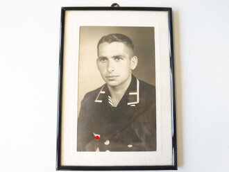 Nachlass eines auf "Prinz Eugen" gefallenen, bestehend aus gerahmtem Wappen, Heldentodurkunde, 3 Fotos sowie einem Kunstdruck.