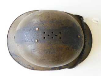 Luftschutz Stahlhelm aus französischem Beutehelm 2. Weltkrieg, unberührter Fundzustand