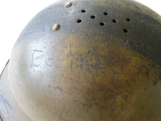 Luftschutz Stahlhelm aus französischem Beutehelm 2. Weltkrieg, unberührter Fundzustand