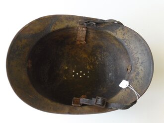 Luftschutz Stahlhelm aus französischem Beutehelm 2. Weltkrieg, unberührter Fundzustand