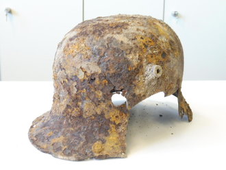 1. Weltkrieg, Stahlhelm aus Bodenfund, durchgetrocknetes Stück aus alter Sammlung