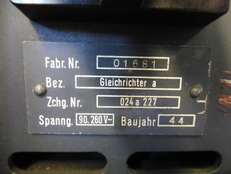 Gleichrichter a  Wehrmacht datiert 1944. Gehäuse überlackiert, Frontplatte Originallack. Funktion nicht geprüft