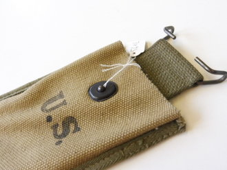 U.S. Army  1945 dated wire cutter pouch, unissued. Khaki with OD rim